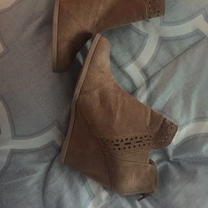 Maurice’s brown wedges